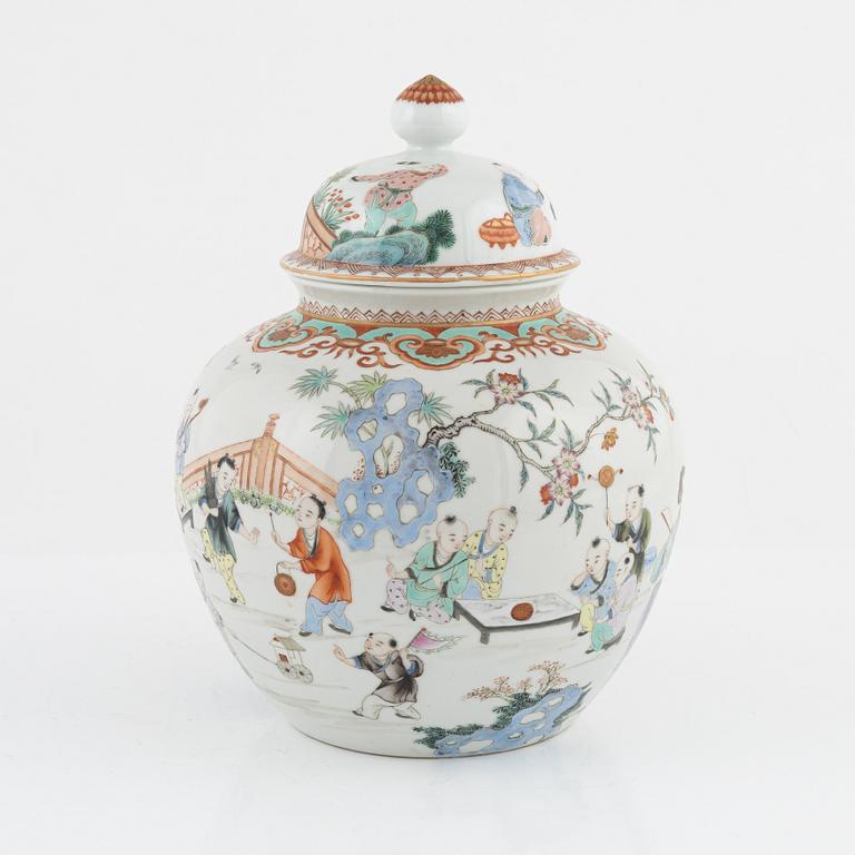 A lidded porcelain urn, Kina, 20th century.