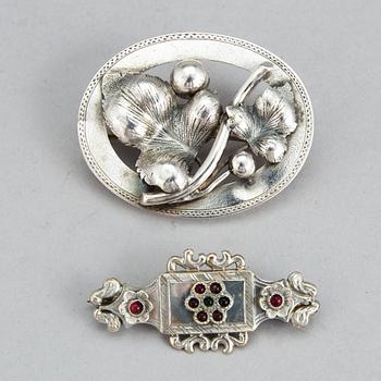 BROSCHER, silver, 2 st, C Thulin, Landskrona, 1844 samt LG Landgren, Enköping, 1867. Tot vikt 13 gram.