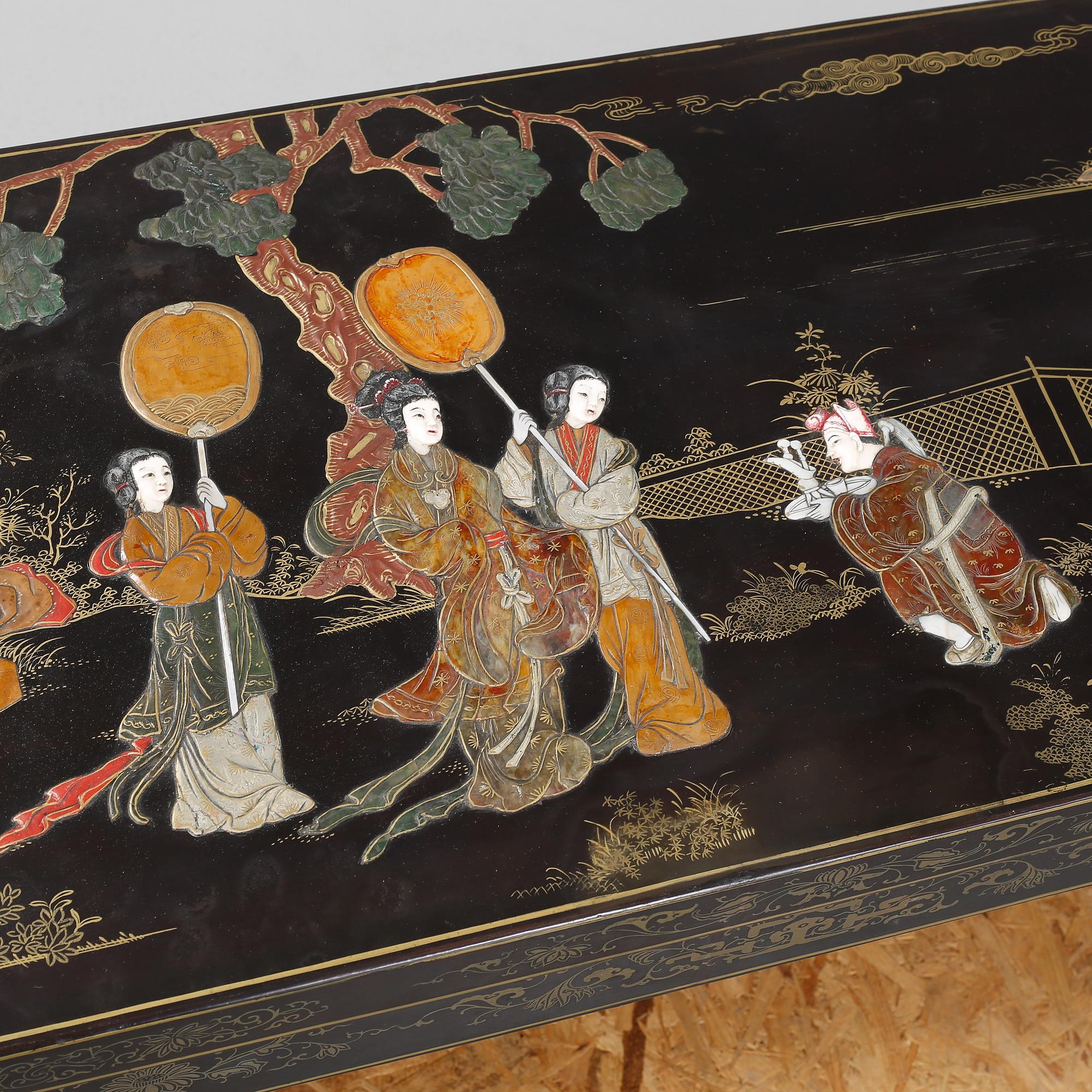 A chinese coffe table from the early 20th century.
