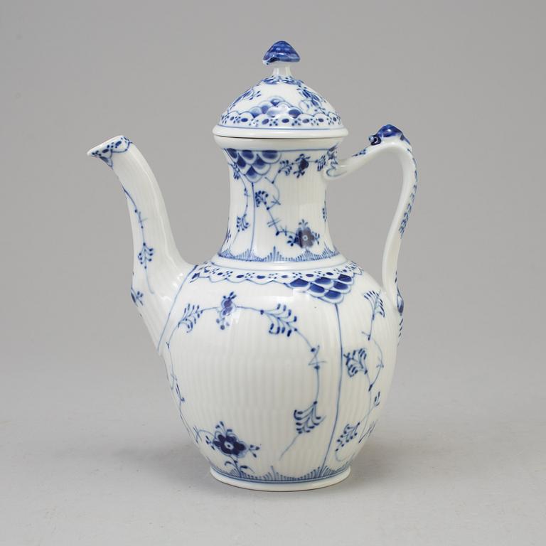 SERVIS, 44 delar, porslin, "Musselmalet", Royal Copenhagen, Danmark.