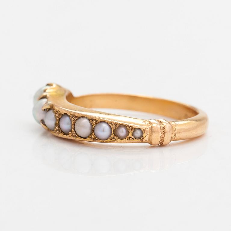 An 18K gold ring with cultured pearls, Helsinki 1995.