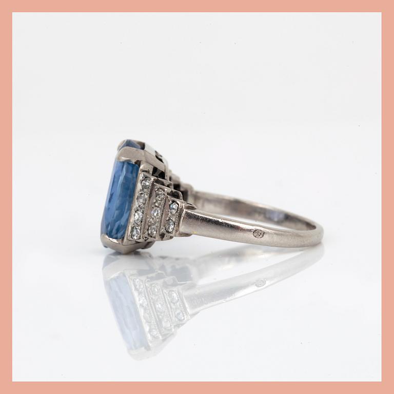 RING, troligen platina med ovalslipad ljusblå safir, ca 3,20 ct och små diamanter, tot ca 0,18 ct. Total vikt ca 4,61 g.