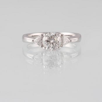 RING, 18K vitguld med briljantslipad diamant 1.03 ct samt 2 triangelslipade diamanter 0.17 ct. Vikt 4,4 gram.