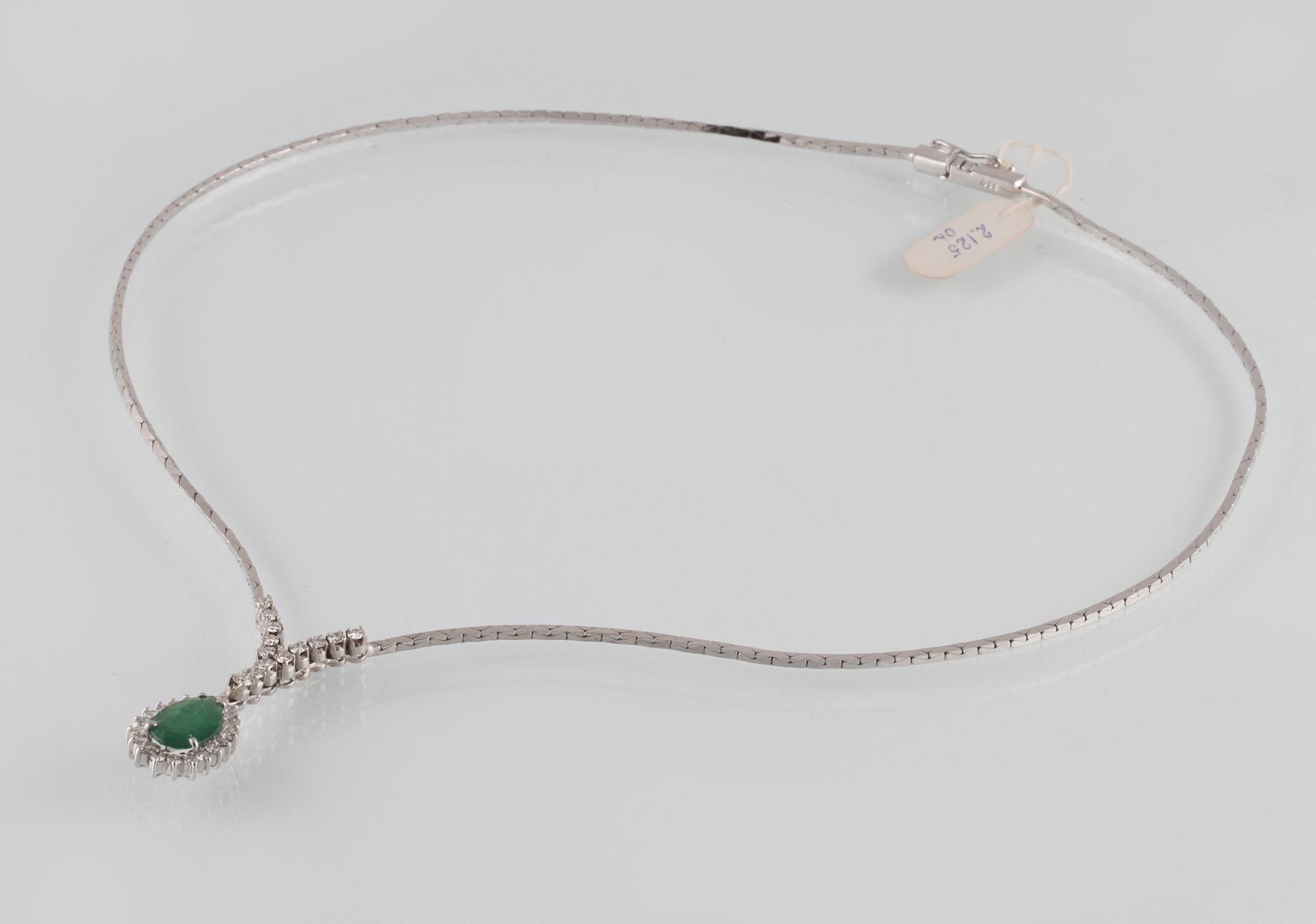 COLLIER, 18K vitguld med smaragd ca 2.52 ct samt briljantslipade diamanter ca 0.5p ct. Vikt 13,2 gram.