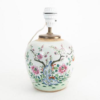 A famille rose jar, Qing dynasty, 19th Century.