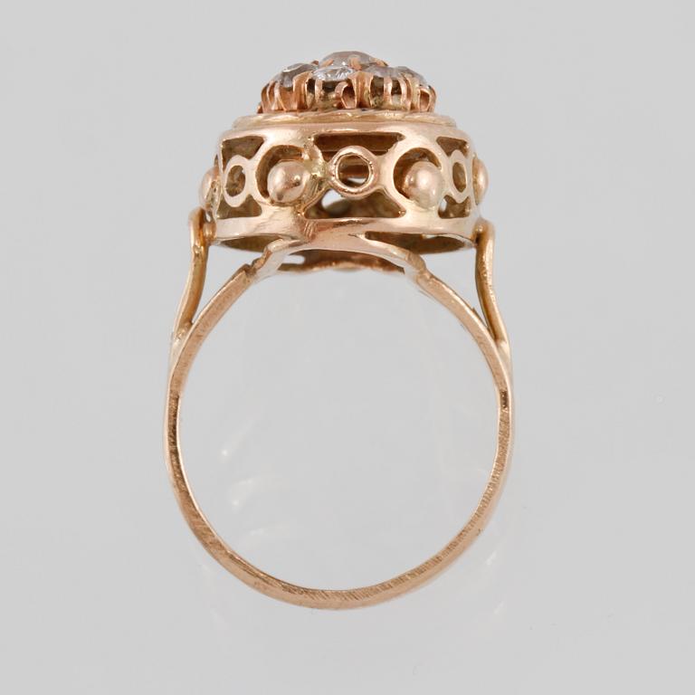 RING, 18K guld med 17 fasettslipade diamanter. Vikt 11,8 gram.