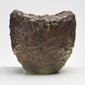 Mårten Medbo, vas, signerad och daterad 2001.