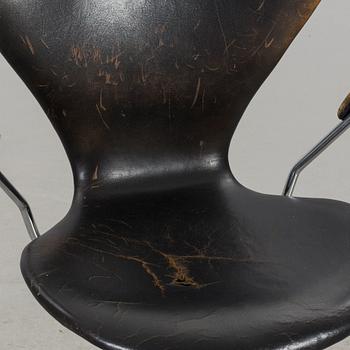 ARNE JACOBSEN, A Sjuan  armchair on wheels.