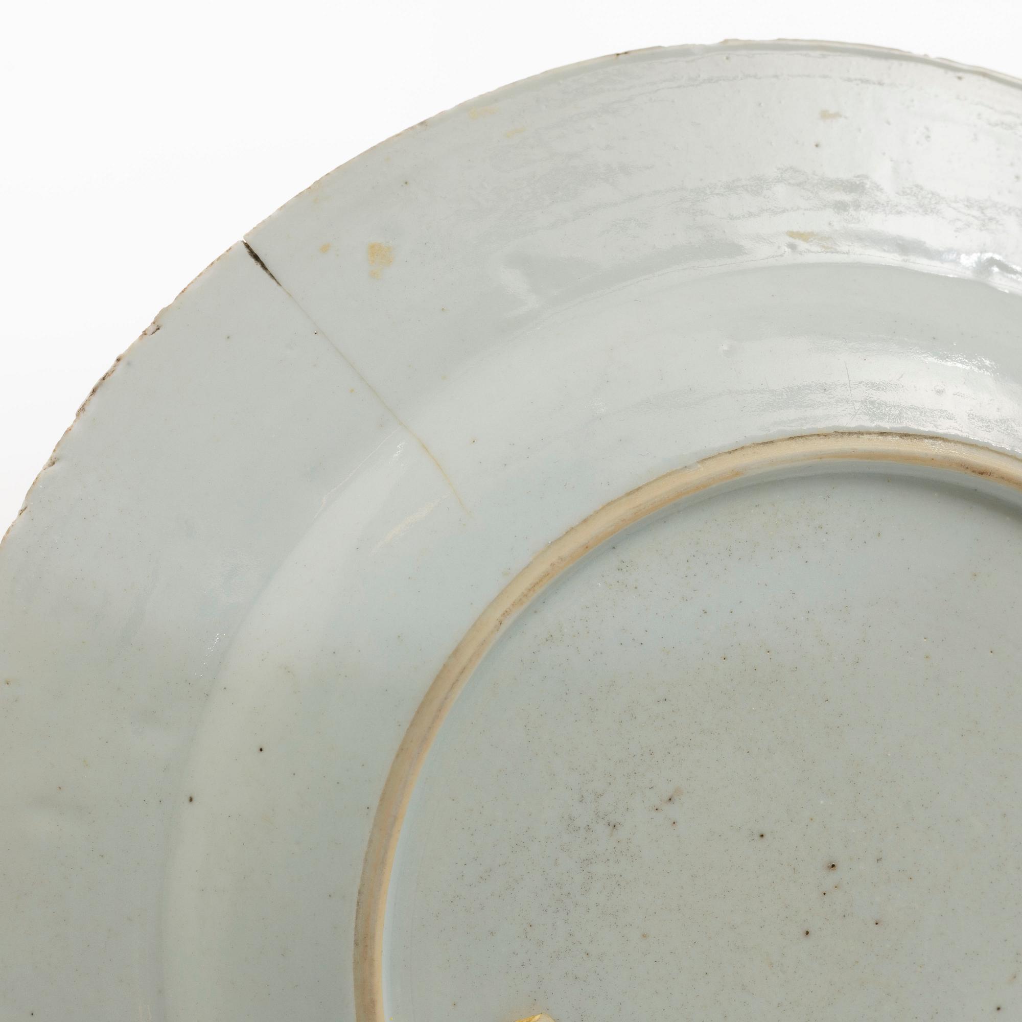 Tallrikar, tre stycken, porslin. Qingdynastin, 1700-tal.