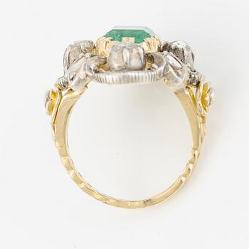 Ring 18K gold and silver set with a faceted emerald and rose-cut diamonds.
