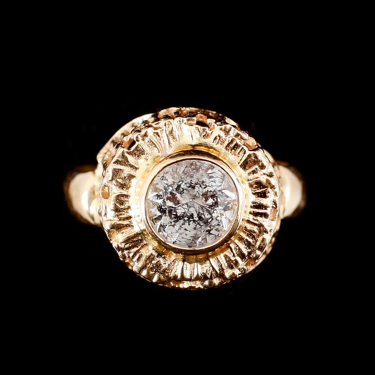 RING, 18 k guld, 1949, med vit sten. Vikt ca 7 gram.