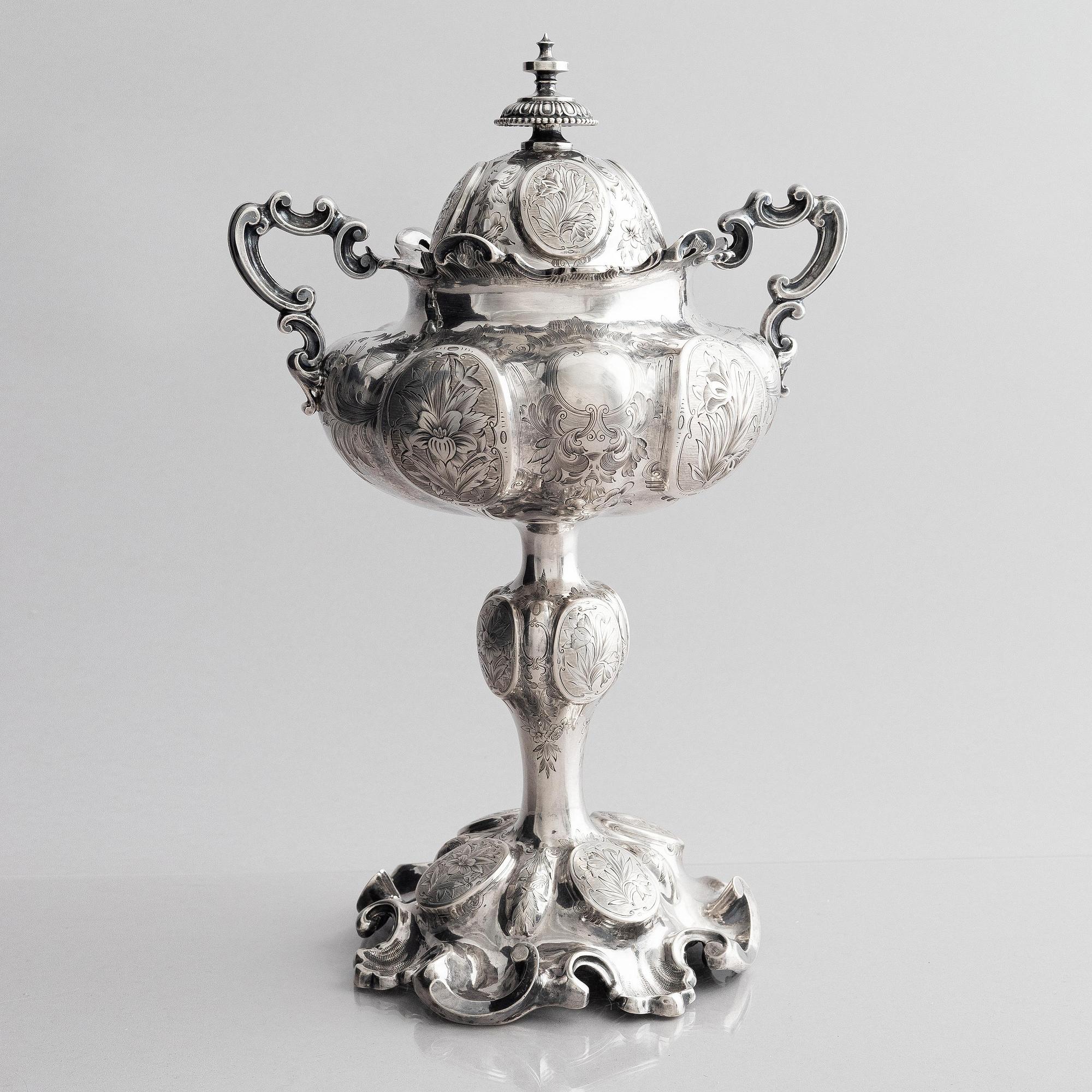 Gustav Möllenberg, uppsatsskål med lock, silver, Stockholm 1863.