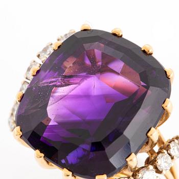 Ring 18K guld med en fasettslipad ametist och runda briljantslipade diamanter.