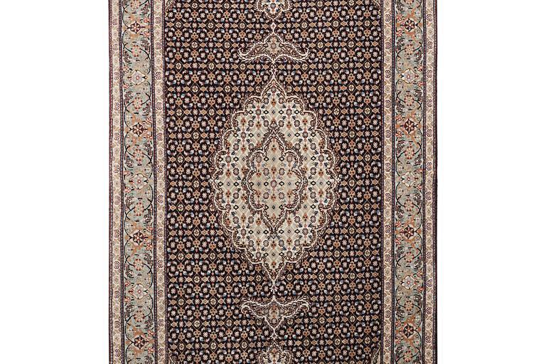 An oriental carpet, c. 198 x 81 cm.