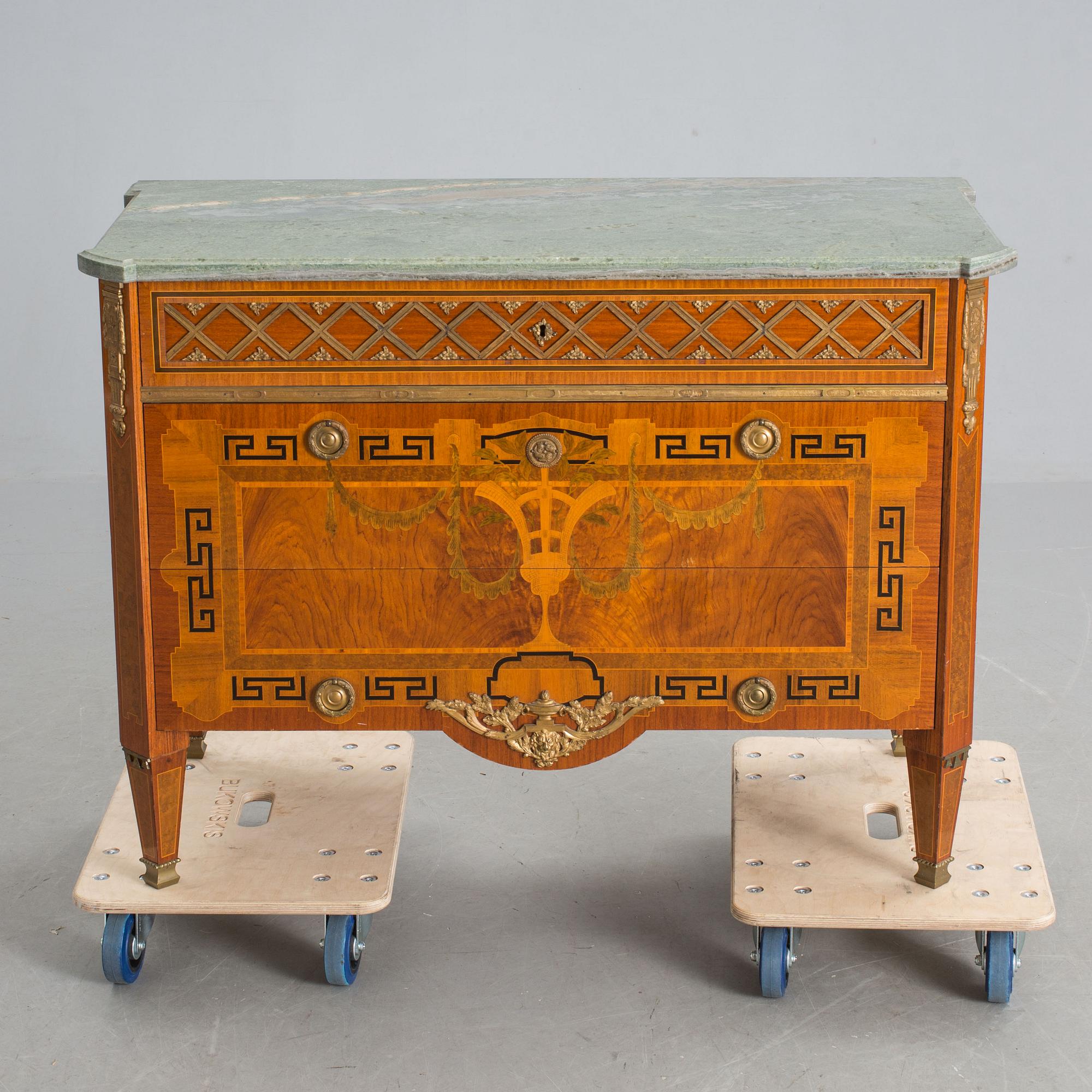 BYRÅ, gustaviansk stil, 1900-tal.