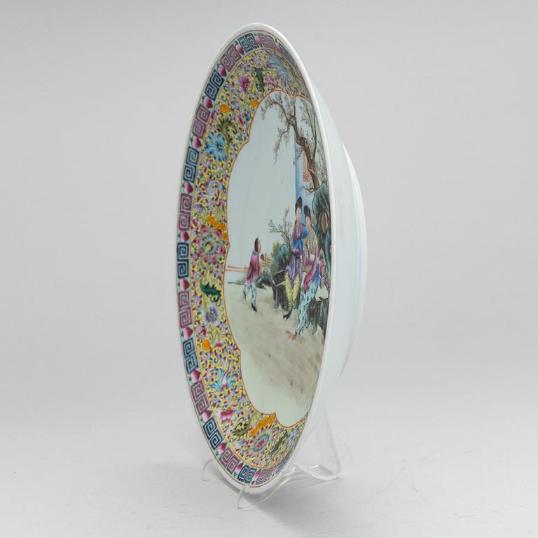 A 20th-century Chinese porcelain dish.