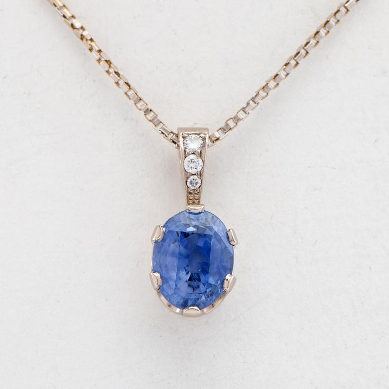 Hängsmycke, 18k vitguld med briljantslipade diamanter och safir.
