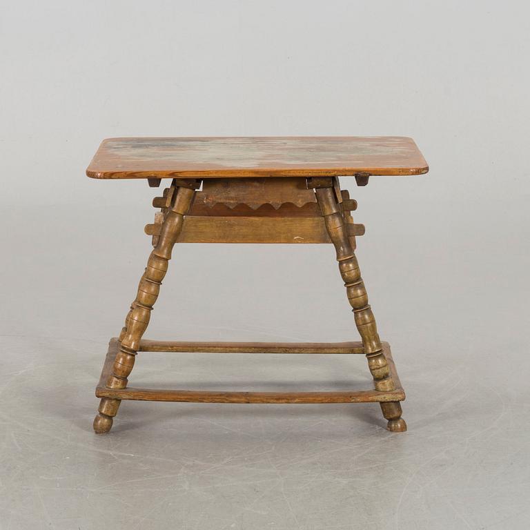 A WOODEN TABLE, 19/20th century.