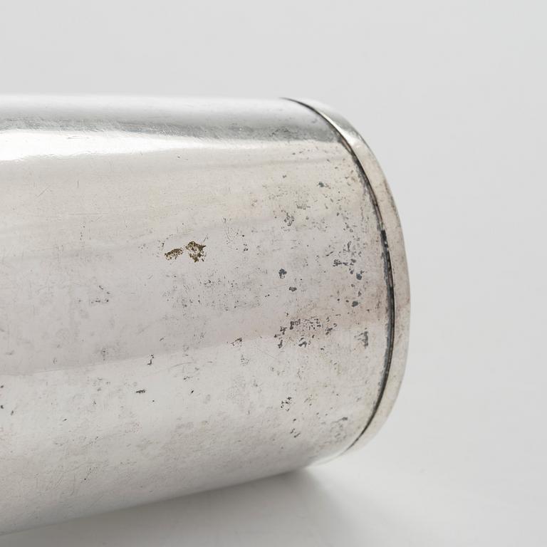 Bägare, silver, mästarstämpel OWL, 1700-talets mitt, gravyr daterad  1760. Oidentifierad mästare.