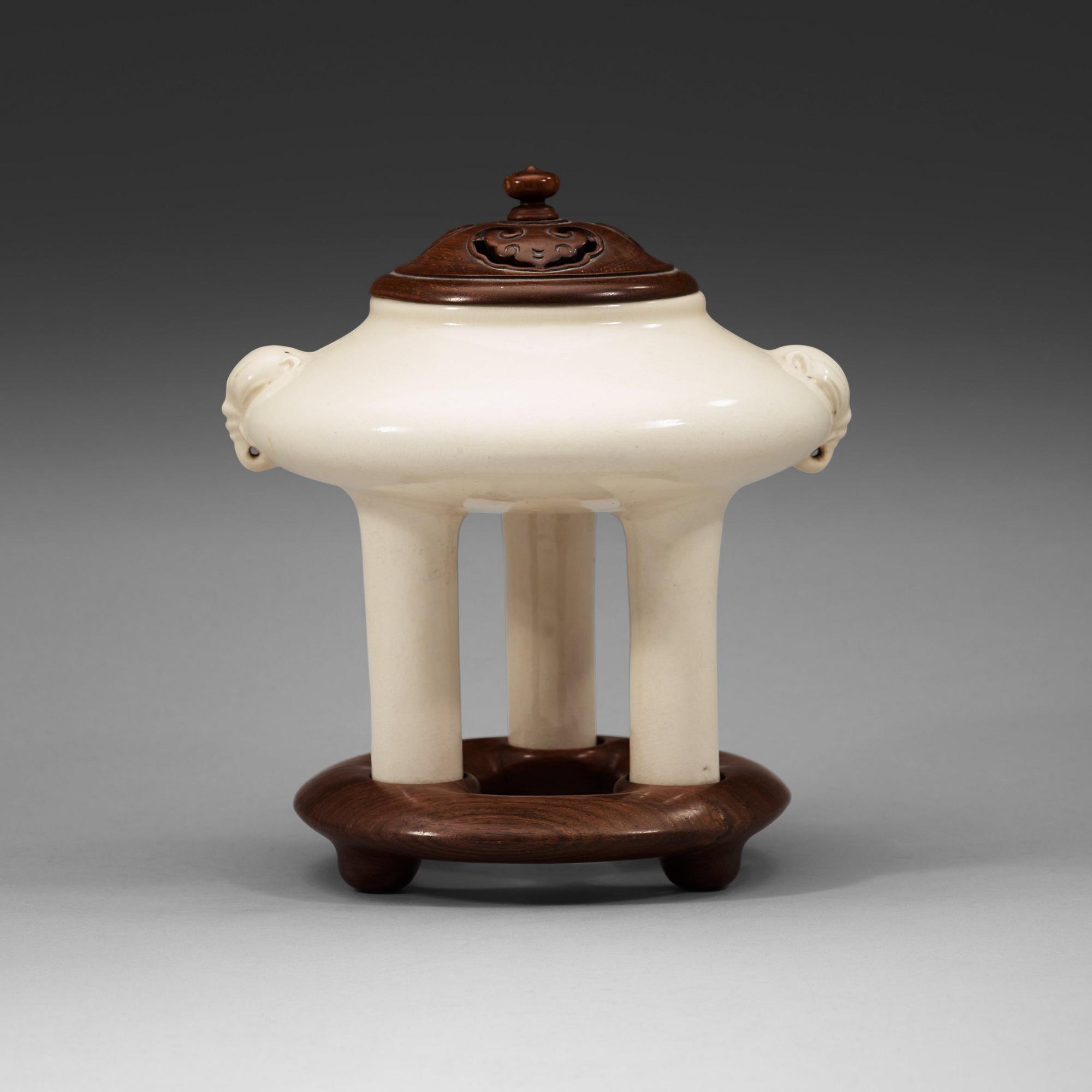 A white glazed tripod censer, late Qing dynasty (1644-1912).