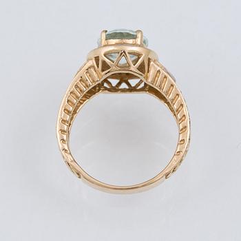 RING, 14K guld med ovalslipad akvamarin 3.65 ct enligt uppgift samt mindre åttkantslipade diamanter. Vikt 5,6 gram.