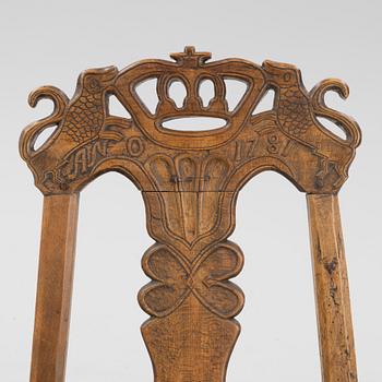 Kronstol, barockstil, bär datering 1781.