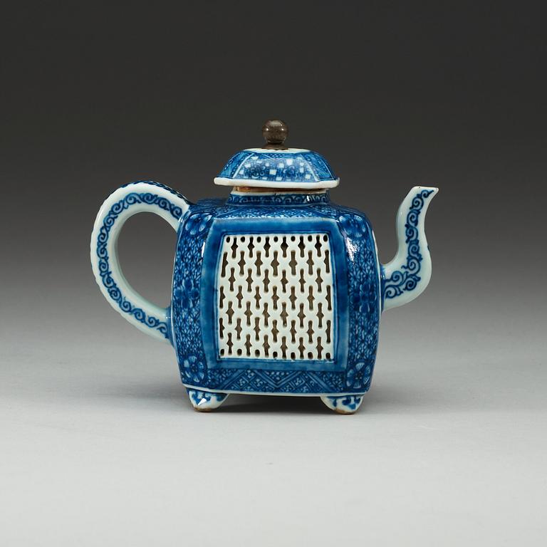 A blue and white tea pot with cover, Qing dynasty.