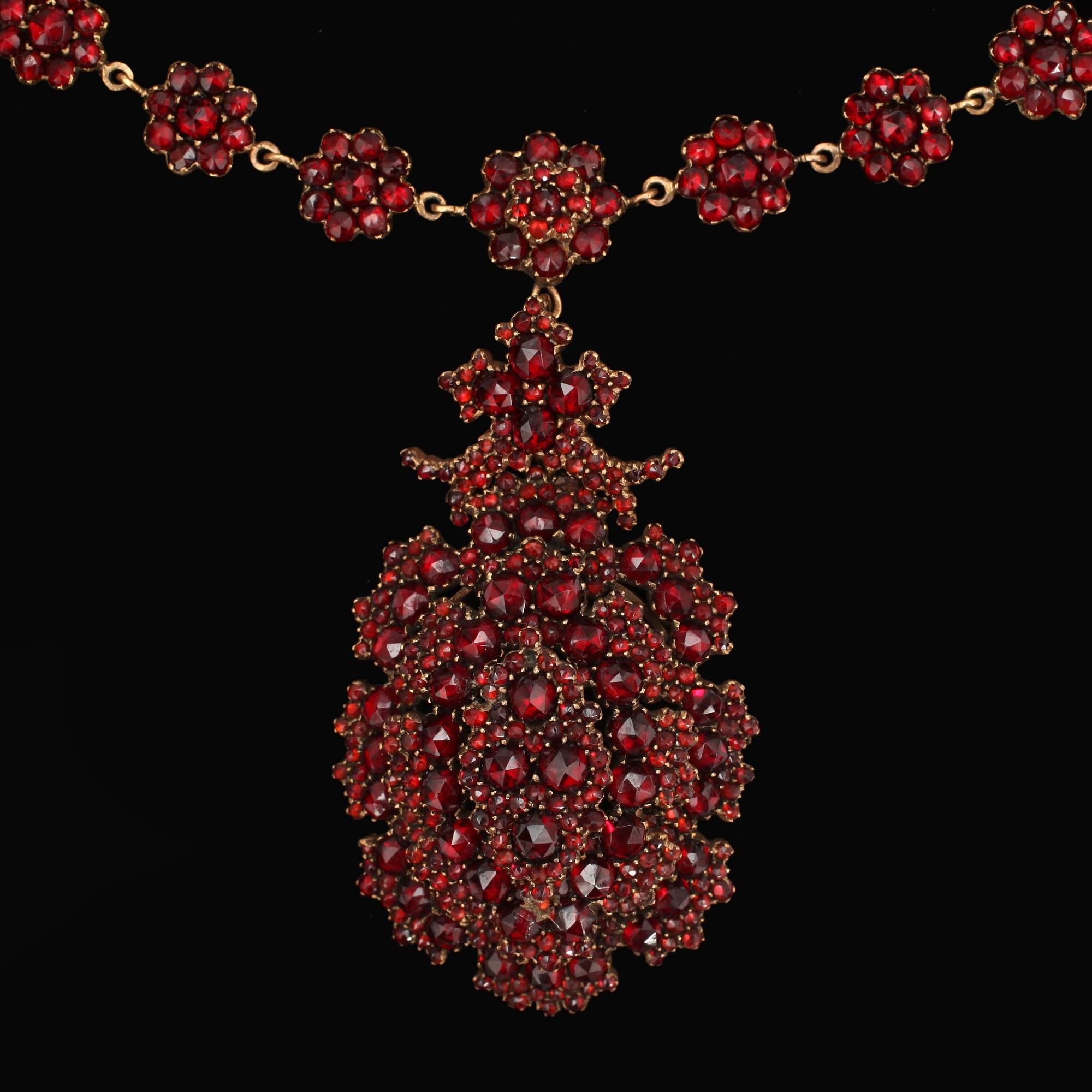 A garnet necklace from the turn of the 19th century.