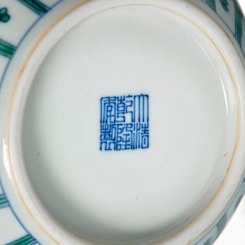 Kruka. porslin. Kina, med Qianlongsmärke, möjligen Republik.