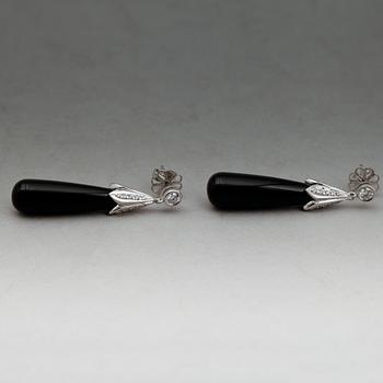 ÖRHÄNGEN, 1 par, 18 k vitguld, svarta agater ca 27,0 ct samt briljanter tot ca 0,36 ct.