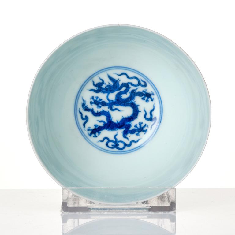 Kopp, porslin. Qingdynastin, med Yongzhengs märke och period (1723-35).