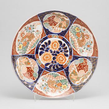 A pair of large Japanese porcelain dishes, 20th century.