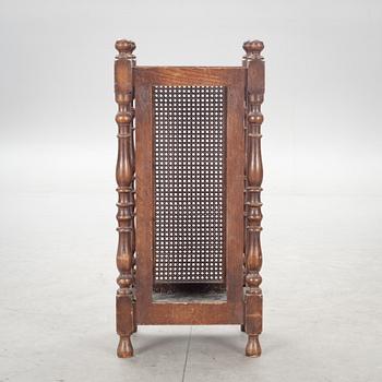 PARAPLYSTÄLL. Brickmärkt NK. 1900-tal.