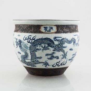 A porcelain pot/fish basin, China, Qing dynasty, late 19th century.
