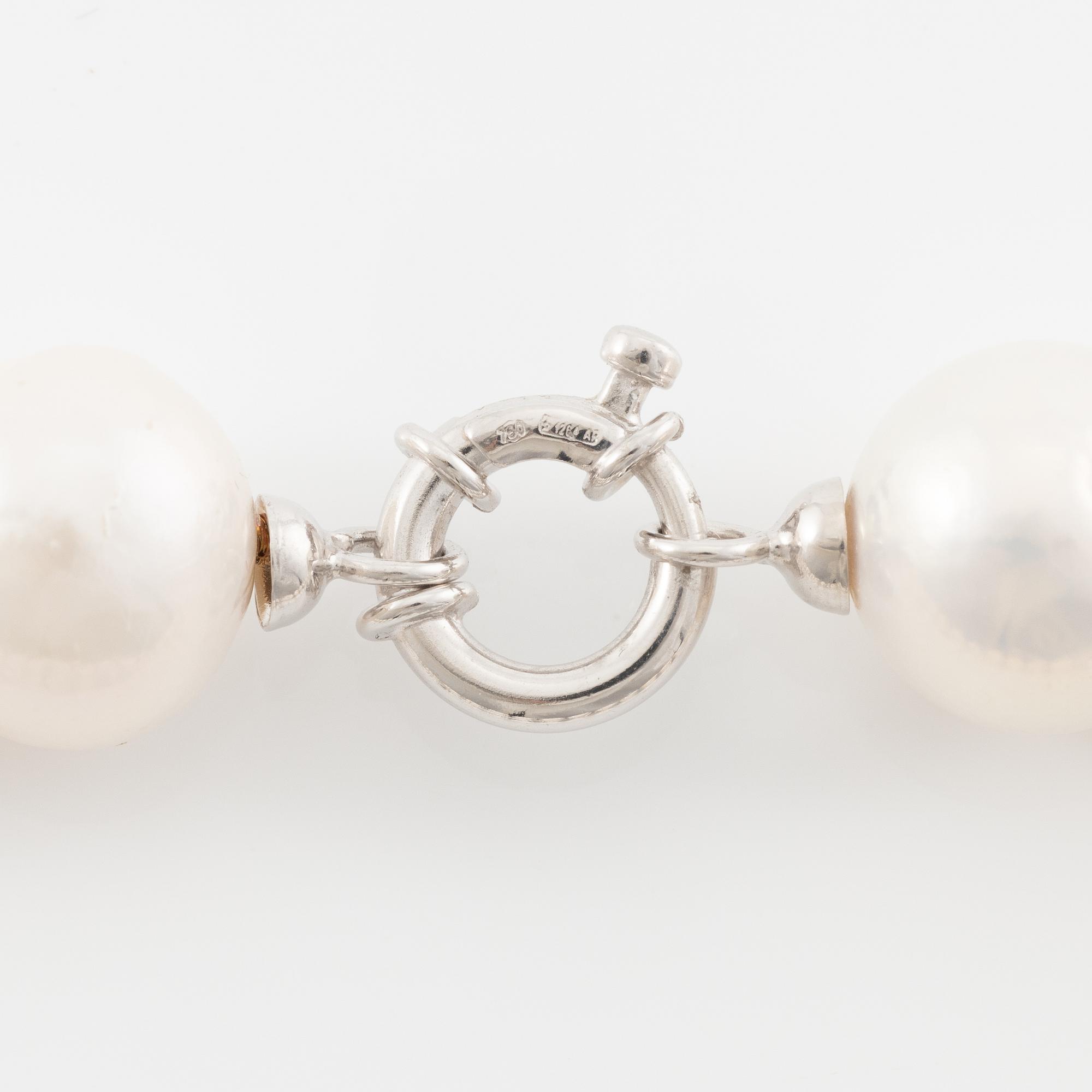 Necklace with cultured freshwater pearls, clasp 18K white gold.