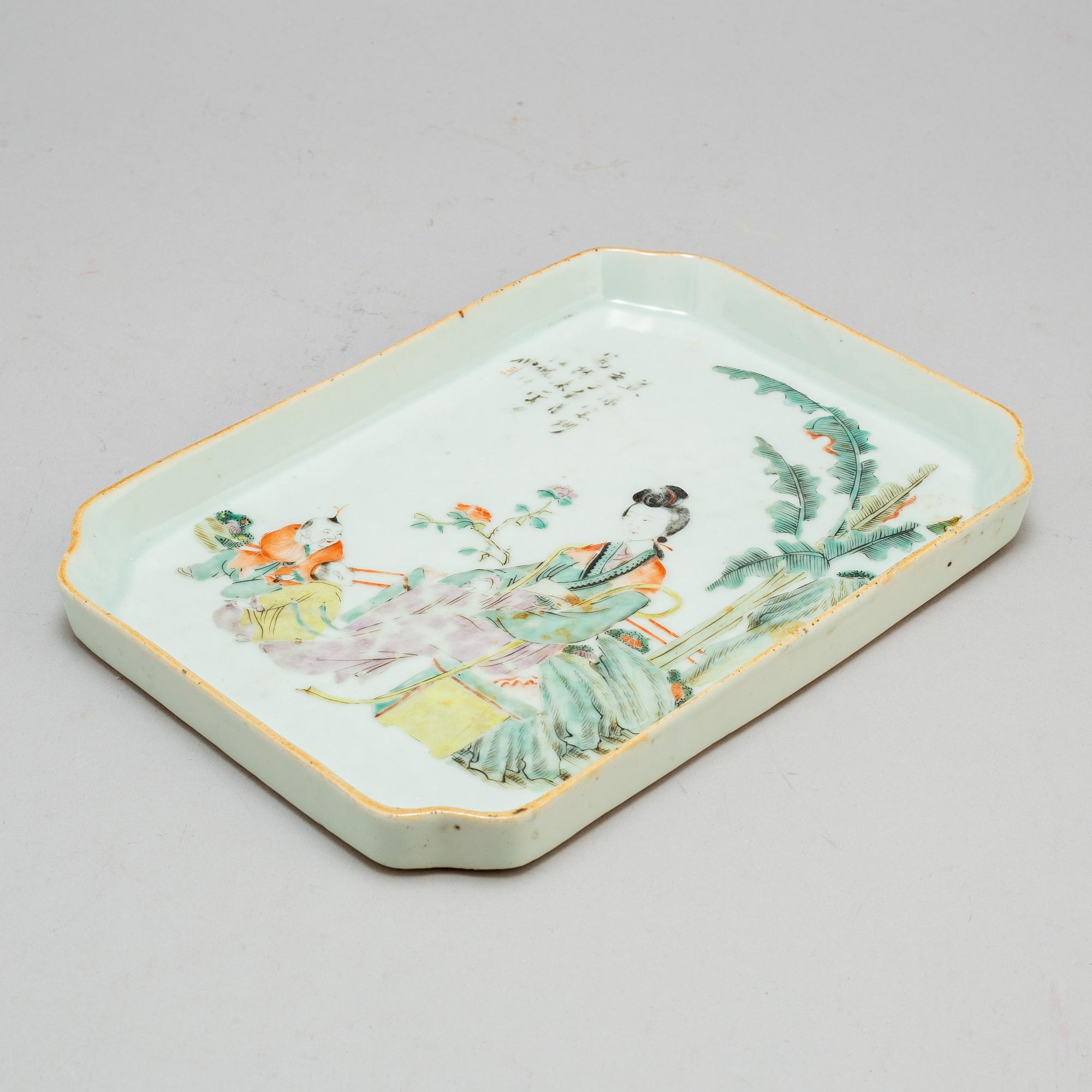 A Chinese famille rose porcelain tray, early 20th century.