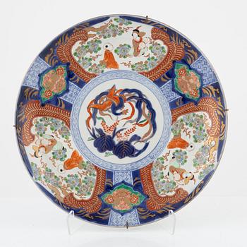 A Japanese Imari dish, early 20th Century.