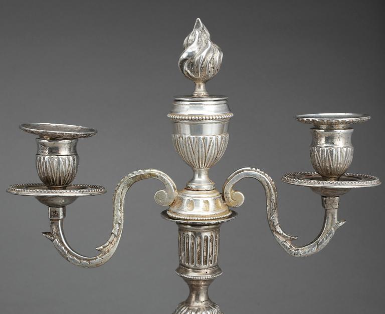 KANDELABRAR, ett par, försilvradmetall, Louis XVI, omkr år 1800.
