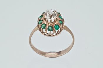 A RING, old cut diamond c. 0.70 ct and emeralds.