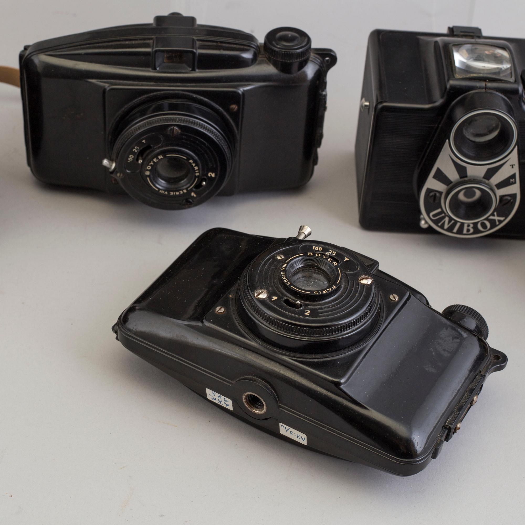 A set of 11 cameras, bakelite and plastic, 20th century.