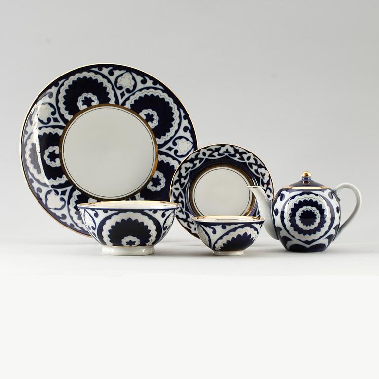 TESERVIS, 9 delar, porslin, Ryssland,1900-talets andra hälft.