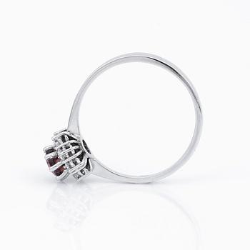 RING, 14K vitguld med turmalin 0,52 ct och 8 briljantslipade diamanter tot ca 0,23 ct. Vikt 2,31 gram.