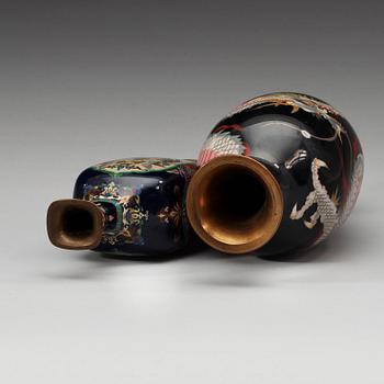 VASER, två stycken, cloisonné. Japan, Meiji (1868-1912).