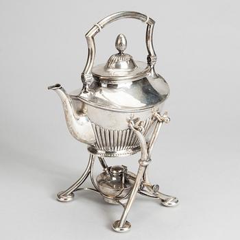 TEKANNA MED RECHAUD, silver, K. Andersson, Stockholm 1905. Vikt 1493 g.