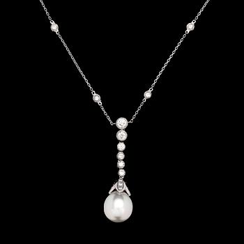 1018. HÄNGSMYCKE, hängande odlad South sea pärla, ca 14 mm, med briljantslipade diamanter, tot. 1.62 ct.