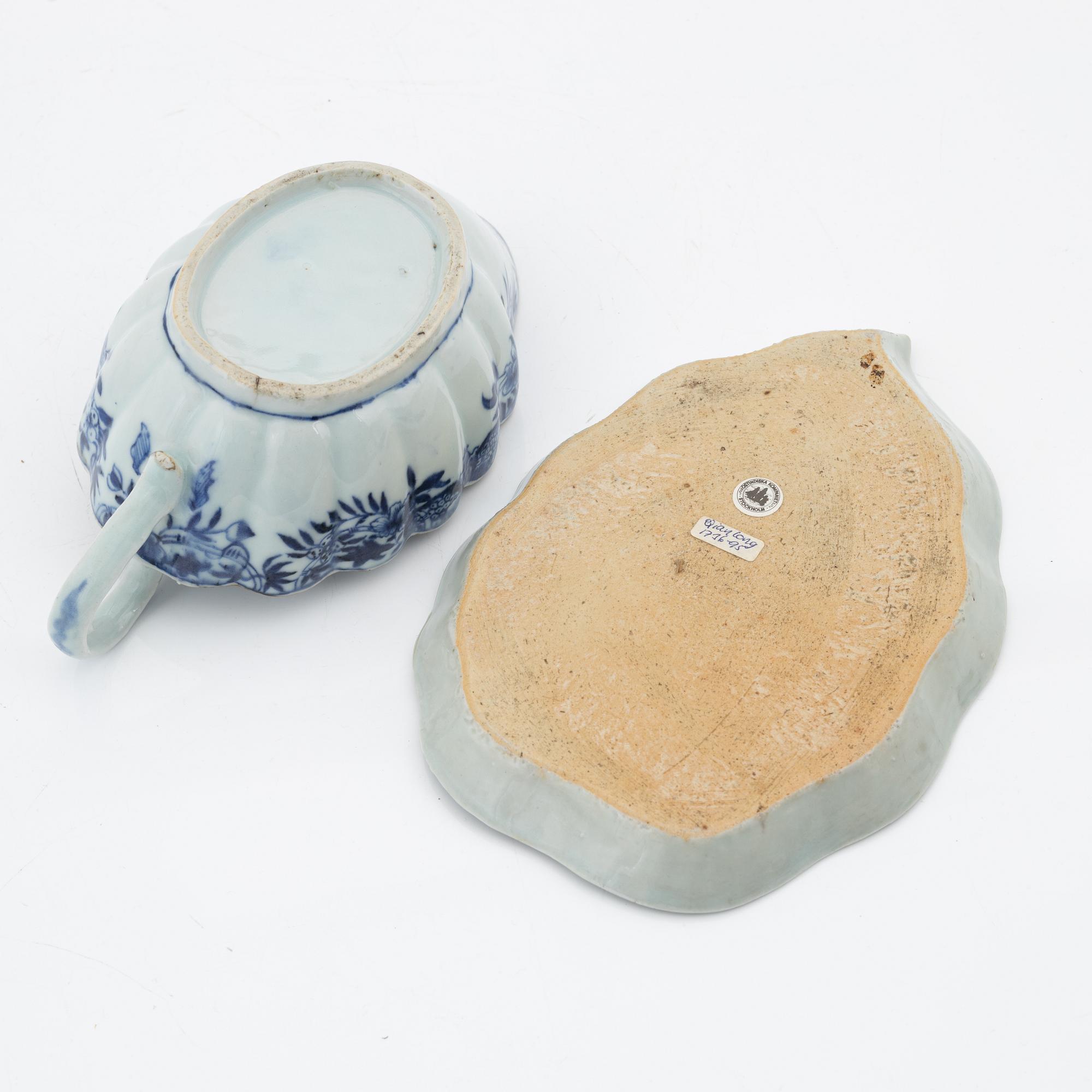 A blue and white sauce boat and stand, Qing dynasty, Qianlong (1736-95).