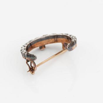 Brosch silver och guld med gammalslipade diamanter i form av en halvmåne.