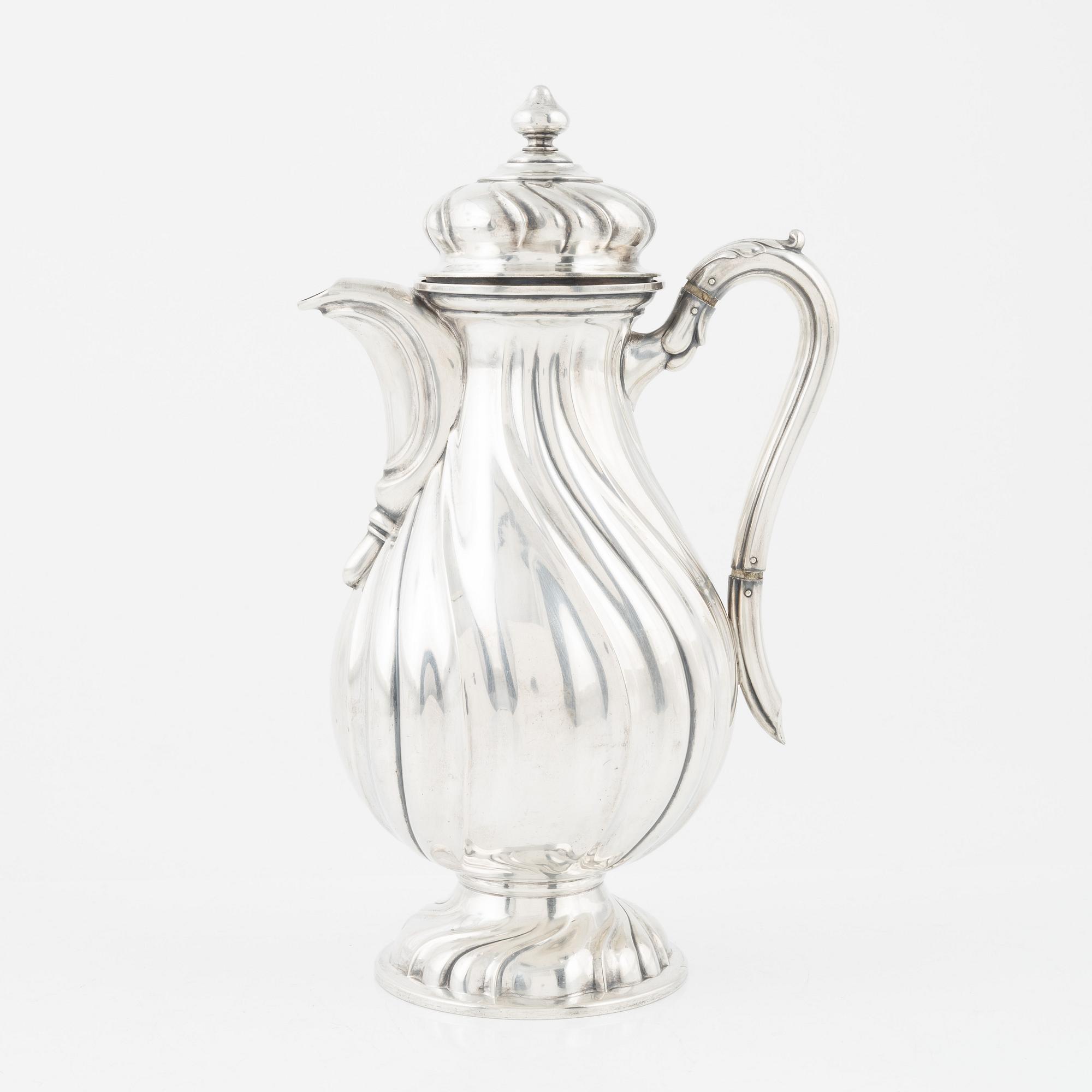Kaffekanna, silver, rokokostil, importstämpel CG Hallberg, Stockholm 1917.