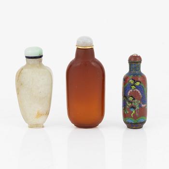 Snusflaskor, tre stycken, cloisonne och sten. Kina, 1900-tal.