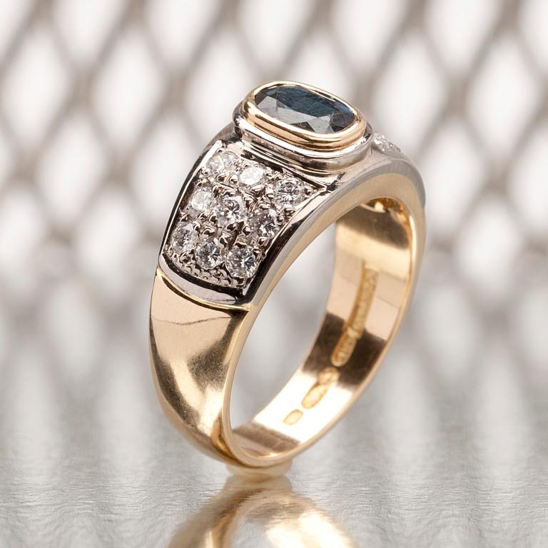 RING, guld 18K med safir ca 0,70 ct och 18 st briljantslipade diamanter tot. ca 0,54 ct. Finland 1995. Vikt 9,1 g.